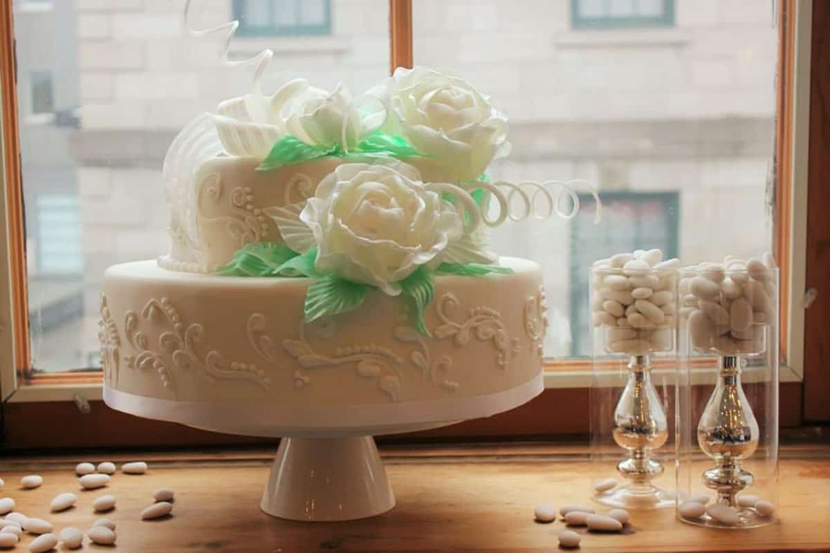 maison-christina-faure-white-wedding-cake-sugar-roses
